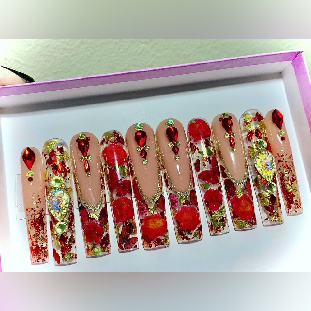 Custom floral nail set